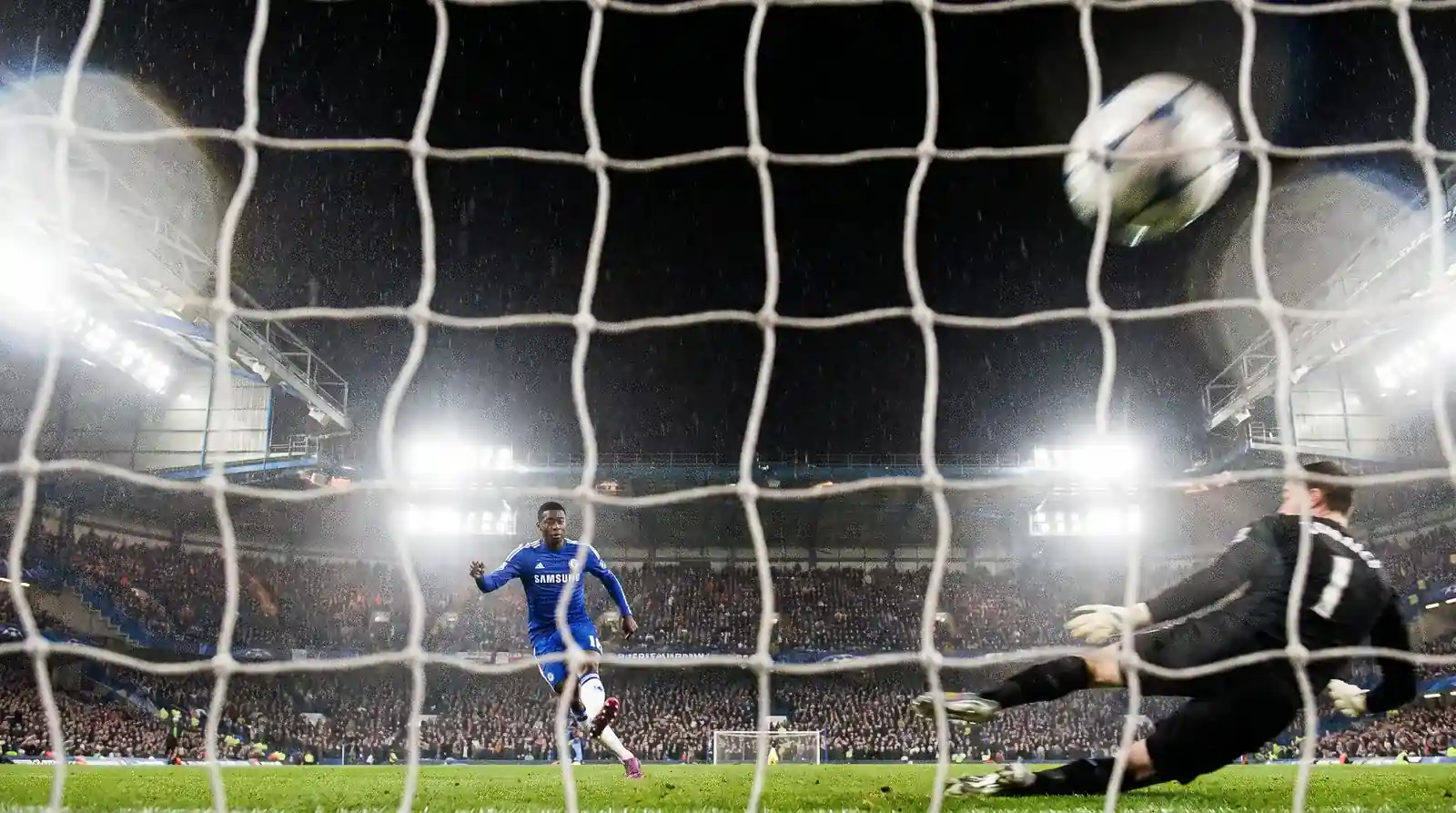 Live Football Betting UK — In-Play Odds, Streaming & Strategy | PitchEdge